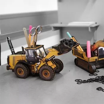 Werkhaus Stiftebox Radlader – Baustellenfahrzeug Stiftehalter aus Holz für Kinder und Erwachsene, Schreibtisch Organizer mit Schaufelfach für Stifte, Handy & Bürobedarf