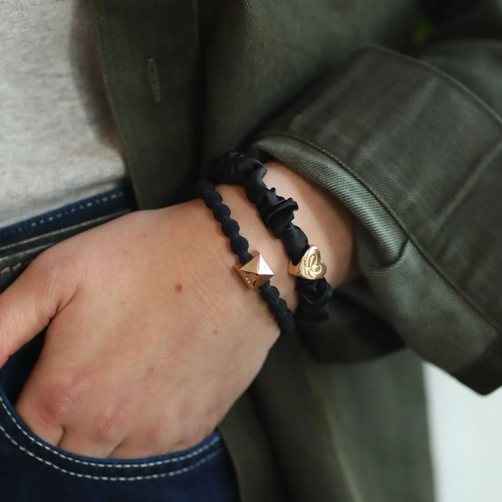 by Eloise Silk Scrunchie · Black · Haargummi   