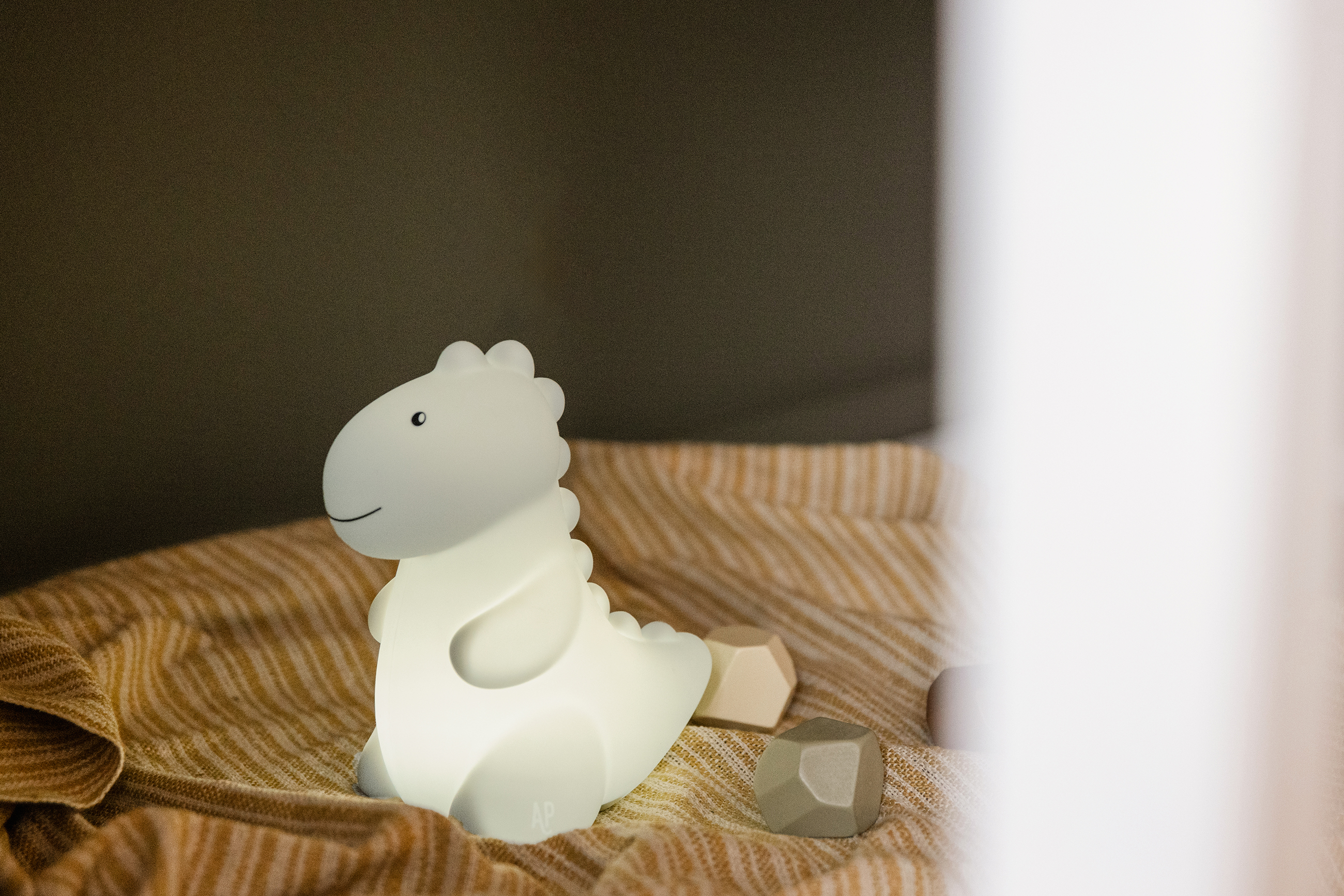 Atelier Pierre Jeroom Dino Sage Nachtlampe wiederaufladbar Höhe 20 cm