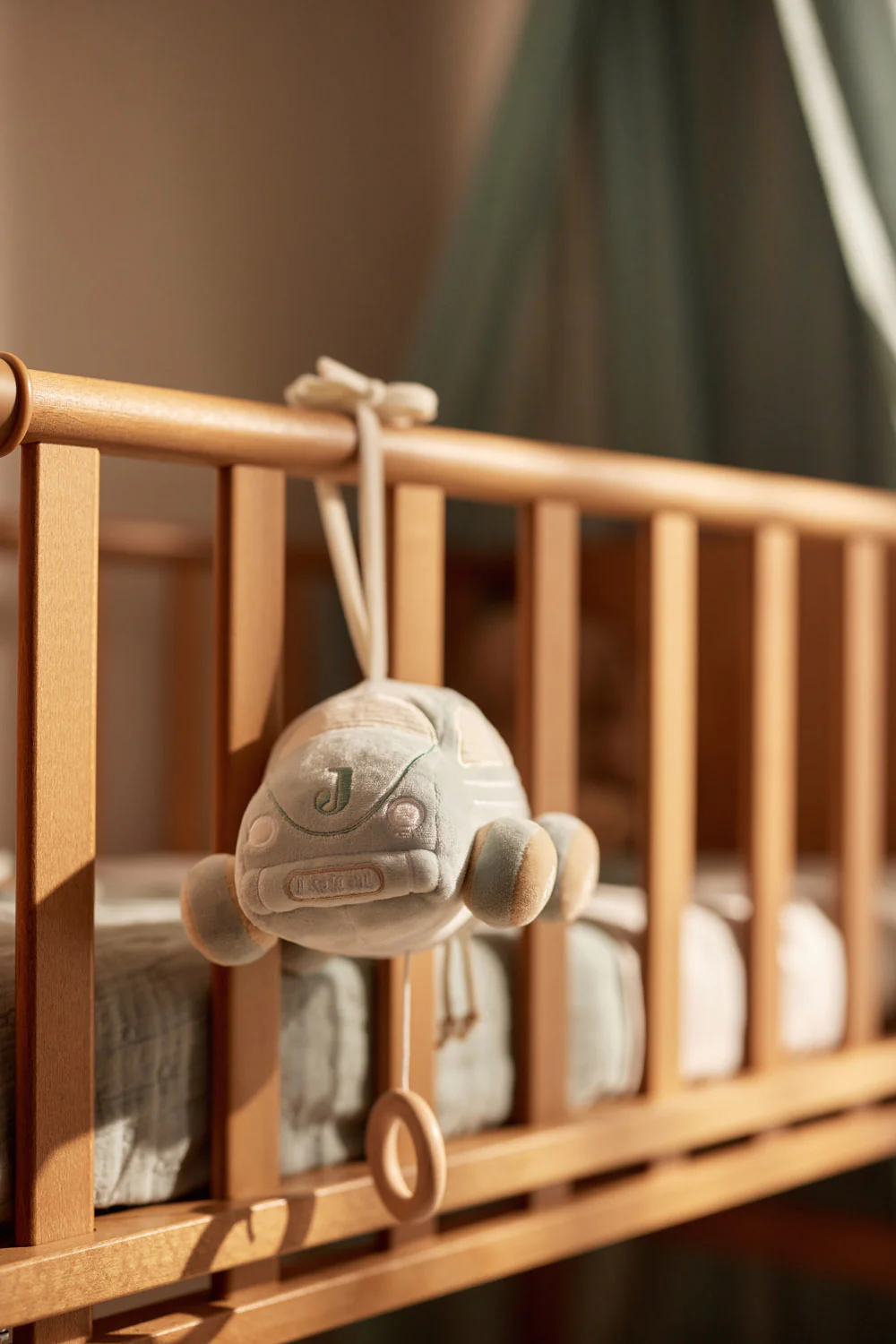 Jollein Spieluhr On The Go – Musik-Mobile in Autoform Sea Green mit Biscuit-Rädern, Beruhigende Babyspieluhr mit Lullaby-Melodie, Weiches Musikspielzeug aus Polyester für Unterwegs & Zuhause