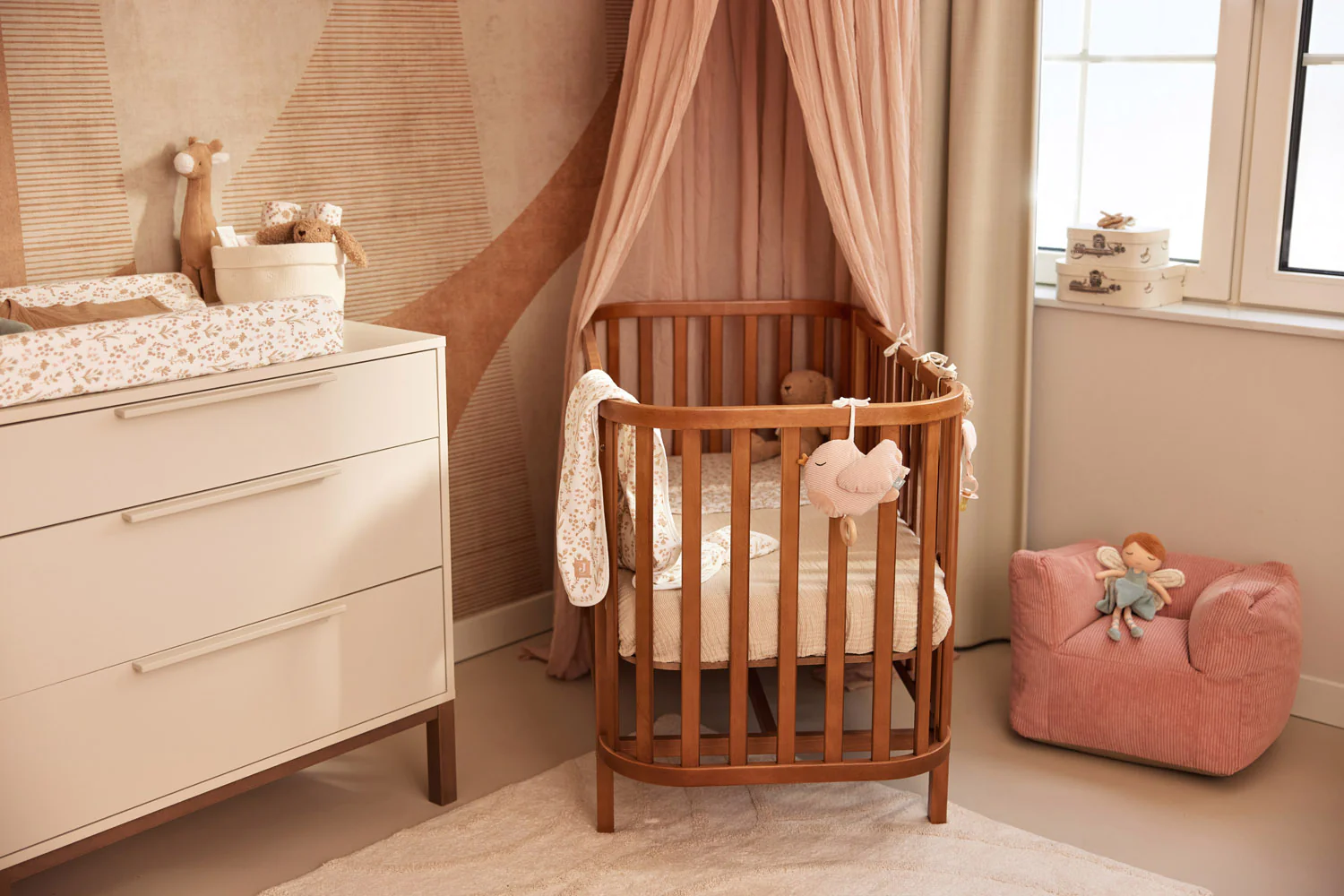 Jollein Spieluhr Lovely Birds in Wild Rose – Musikspielzeug mit Schuberts Wiegenlied, Weicher Vogel aus Rippstoff zum Aufhängen an Wiege oder Laufgitter, Fördert Sinne & beruhigt Babys