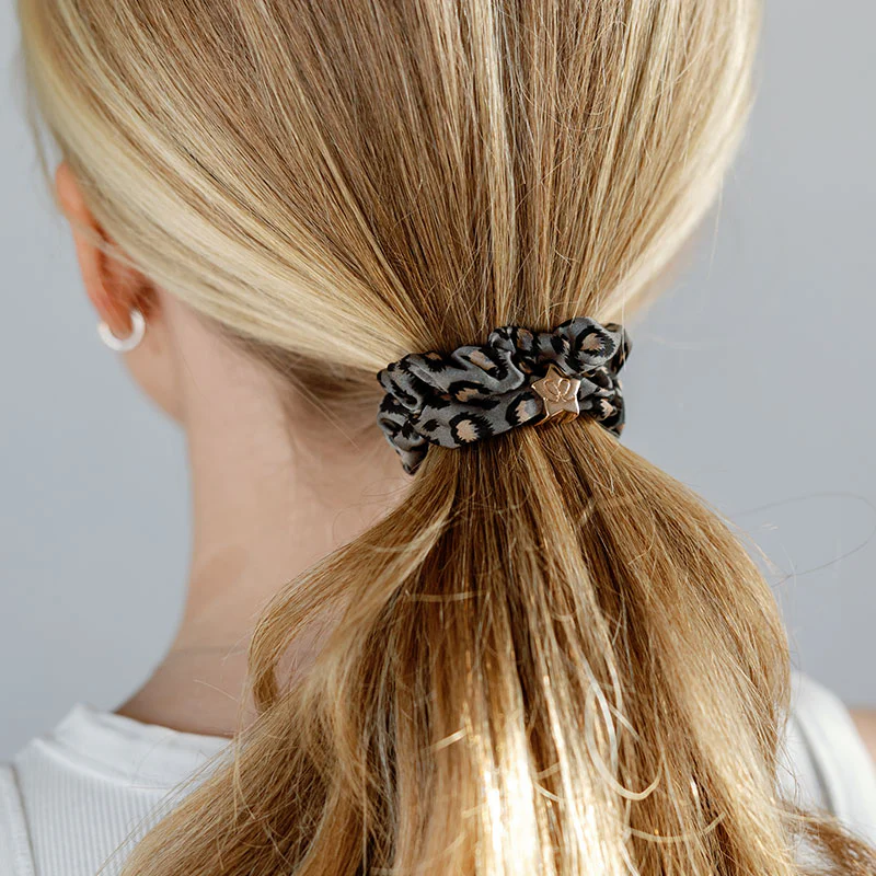 by Eloise Silk Scrunchie · Grey Leopard · Haargummi    