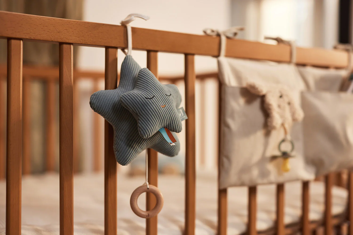 Jollein Spieluhr Star Sea Green – Beruhigende Musikspieluhr mit Schuberts Wiegenlied, Doppelte Sterne mit Stickerei & bunten Kordeln, Weiches Babyspielzeug zum Aufhängen an Bett oder Laufstall