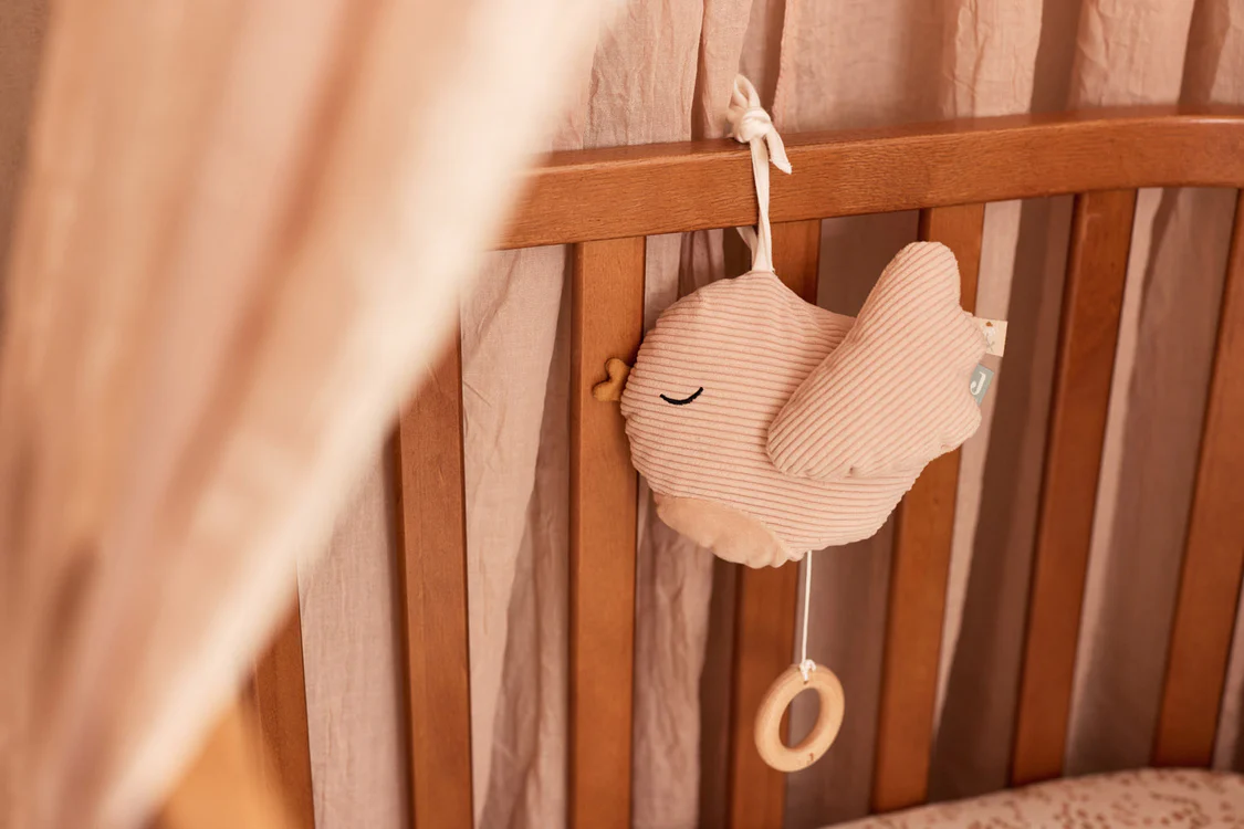 Jollein Spieluhr Lovely Birds in Wild Rose – Musikspielzeug mit Schuberts Wiegenlied, Weicher Vogel aus Rippstoff zum Aufhängen an Wiege oder Laufgitter, Fördert Sinne & beruhigt Babys