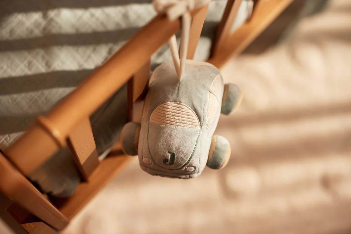 Jollein Spieluhr On The Go – Musik-Mobile in Autoform Sea Green mit Biscuit-Rädern, Beruhigende Babyspieluhr mit Lullaby-Melodie, Weiches Musikspielzeug aus Polyester für Unterwegs & Zuhause