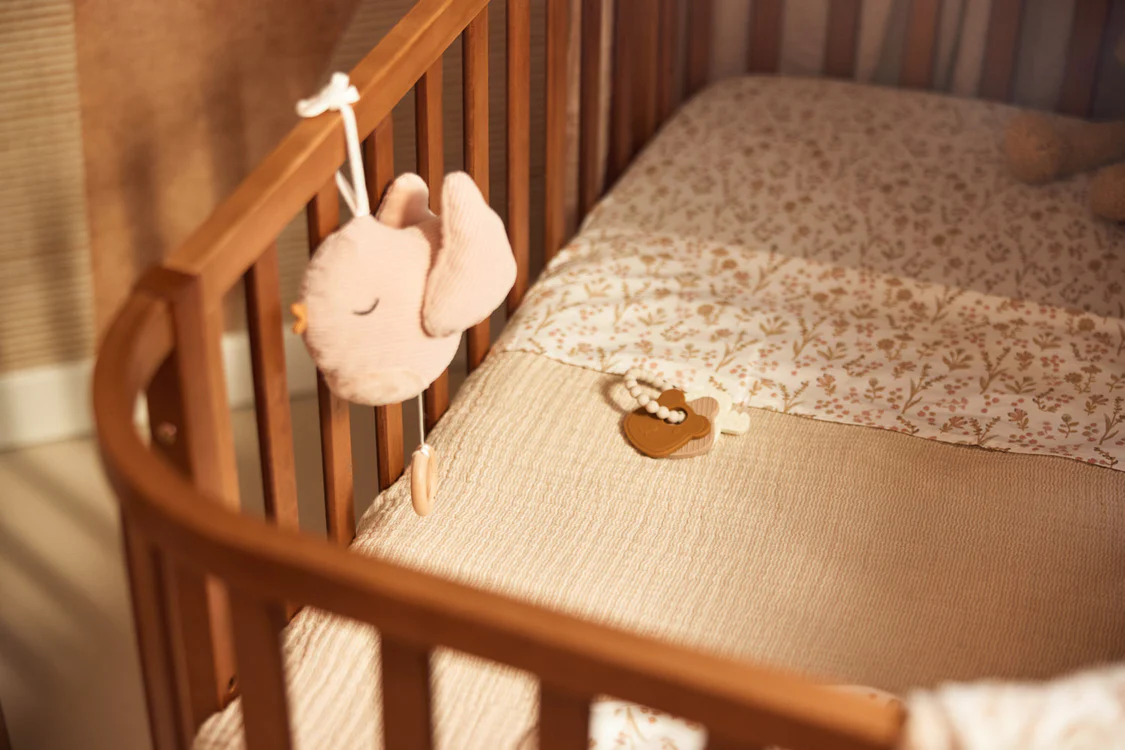 Jollein Spieluhr Lovely Birds in Wild Rose – Musikspielzeug mit Schuberts Wiegenlied, Weicher Vogel aus Rippstoff zum Aufhängen an Wiege oder Laufgitter, Fördert Sinne & beruhigt Babys